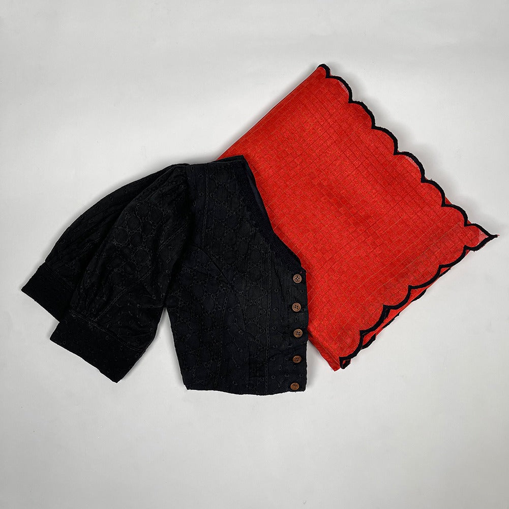 Red Gadhwal Chex Saree With Black Blouse With Price and Online Shopping Price Under 1500 . This Fabric Gadhwal Chex Saree For Weddings In Saree . Make a statement with this elegant Gadhwal Chex Saree. Highlighting intricate Arca work and a Lucknowi blouse, it’s an ideal outfit for weddings and festive occasions .