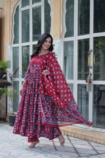 Load image into Gallery viewer, Pure cotton maroon suit set online , Simple maroon kurti set with traditional look , Trendy maroon kurti with dupatta for daily wear , 
Office wear maroon cotton kurti set . 
