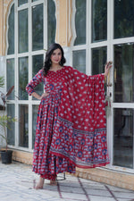 Load image into Gallery viewer, Pure cotton ensemble: 52&quot; partially-lined top, 40&quot; elastic-waist bottom (fits 32-44), and 2.20m matching dupatta.

