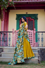 Load image into Gallery viewer, Priti Vichitra Silk Langa Davani / Dhavani Set | Shoppers Trend
